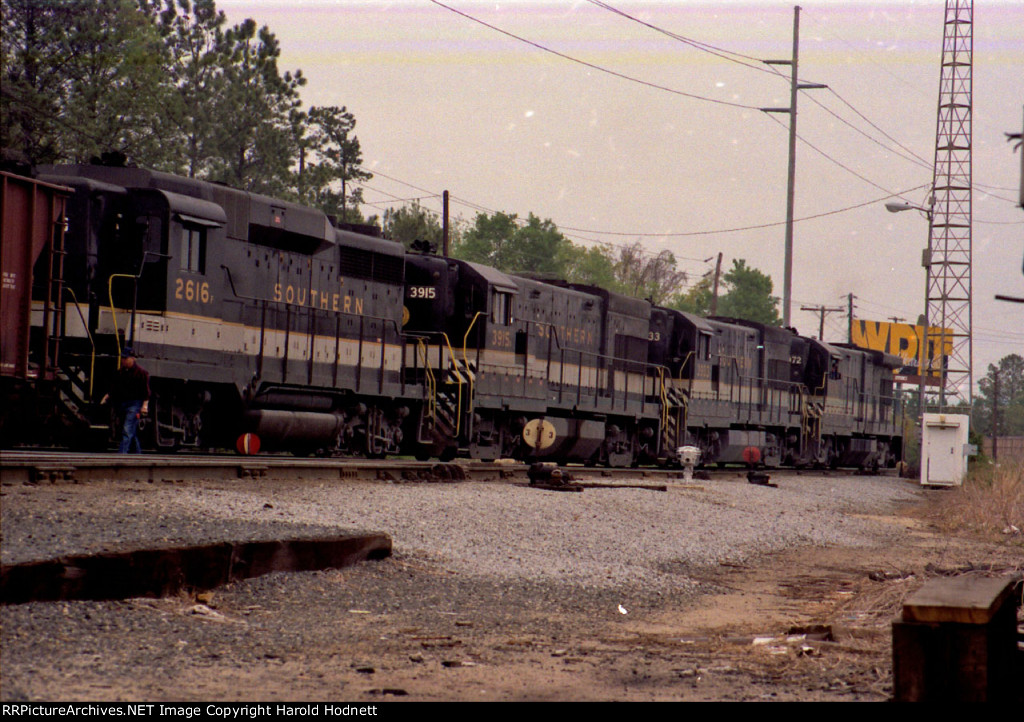 SOU 2616 and 3 GE's at the north end of Glenwood Yard
